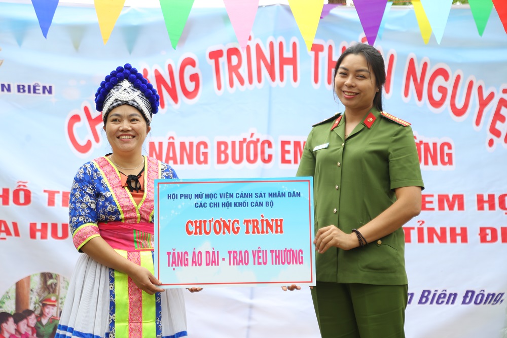 Thiếu tá Lại Thị Hiền - Chủ tịch Hội Phụ nữ Học viện CSND chụp hình lưu niệm cùng các cô giáo mầm non với những trang phục áo dài được trao tặng