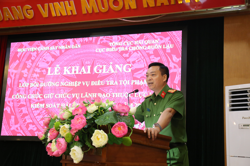 Đại tá, TS Nguyễn Đăng Sáu, Phó Giám đốc Học viện phát biểu khai giảng lớp học
