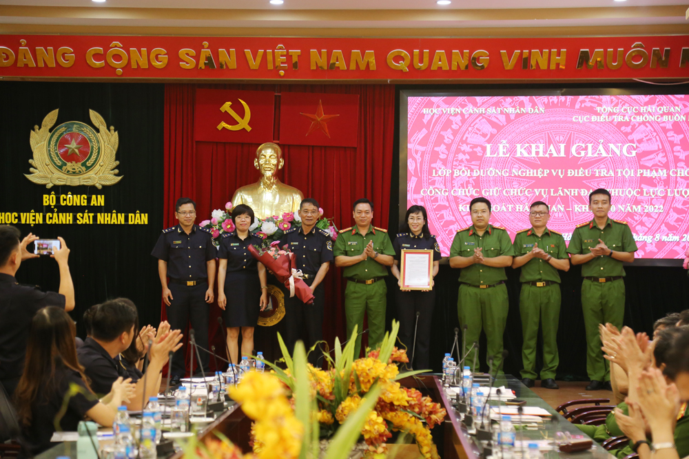 Đại tá, TS Nguyễn Đăng Sáu, Phó Giám đốc Học viện trao quyết định thành lập lớp, giao nhiệm vụ cho Ban chủ nhiệm và Ban cán sự lớp học