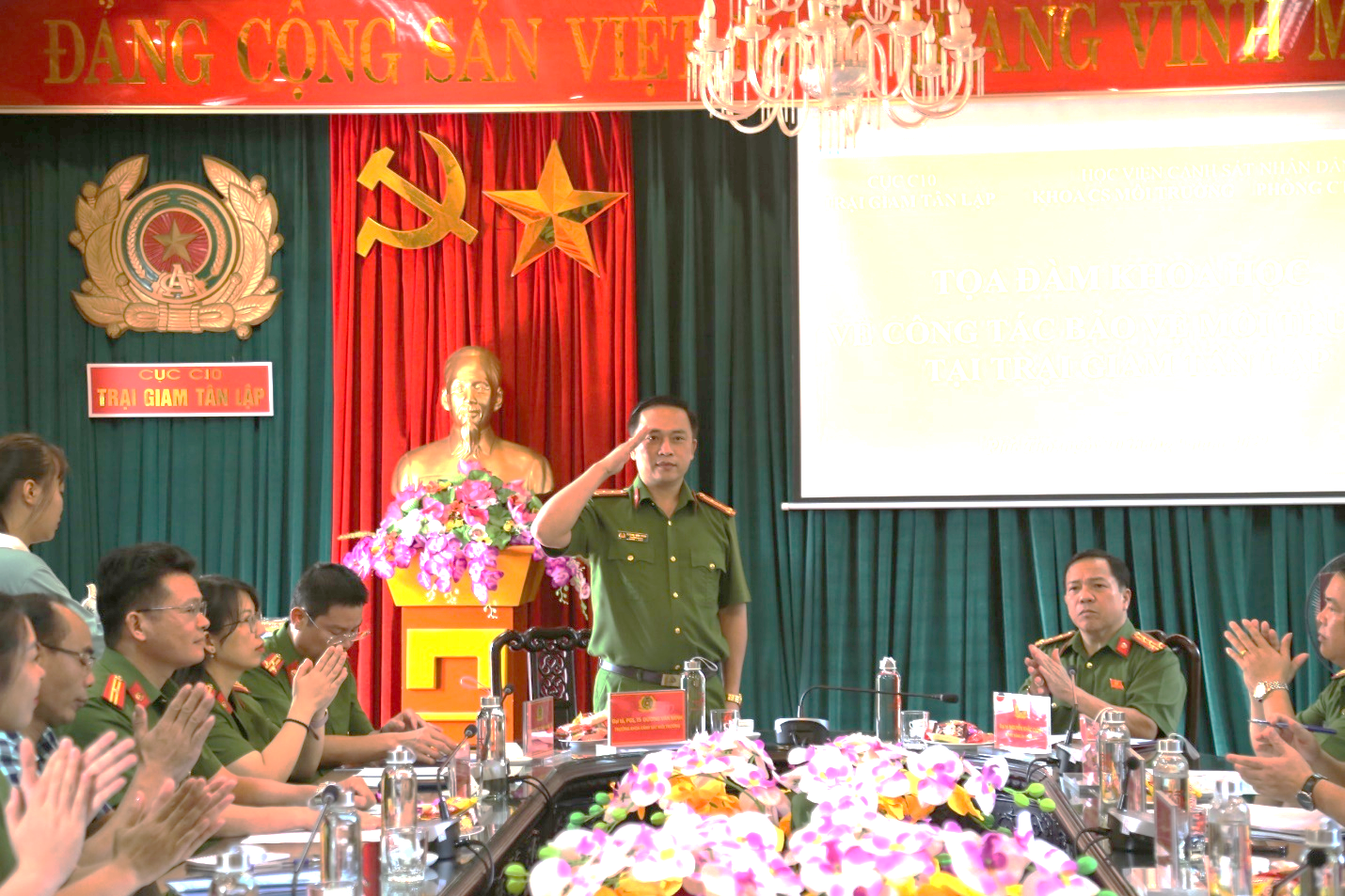 Đại tá, PGS. TS Dương Văn Minh - Trưởng khoa Cảnh sát Môi trường đồng chủ trì Tọa đàm khoa học