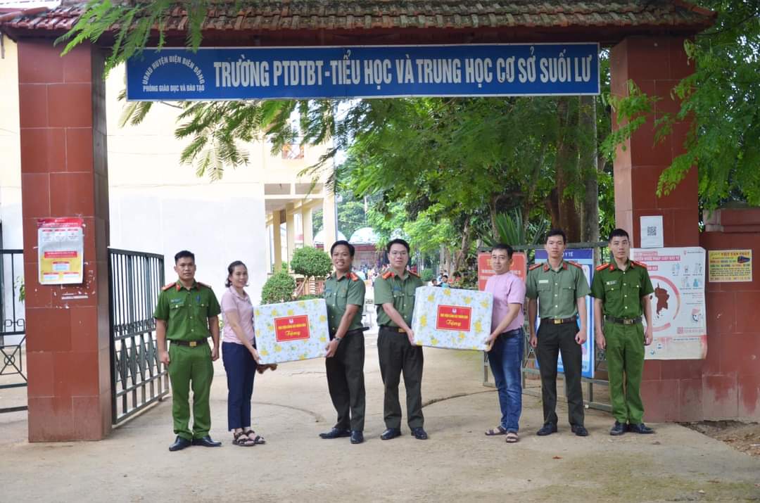 Học viện CSND tặng quà cho đại diện các trường học trên địa bàn xã Phì Nhừ, huyện Điện Biên Đông