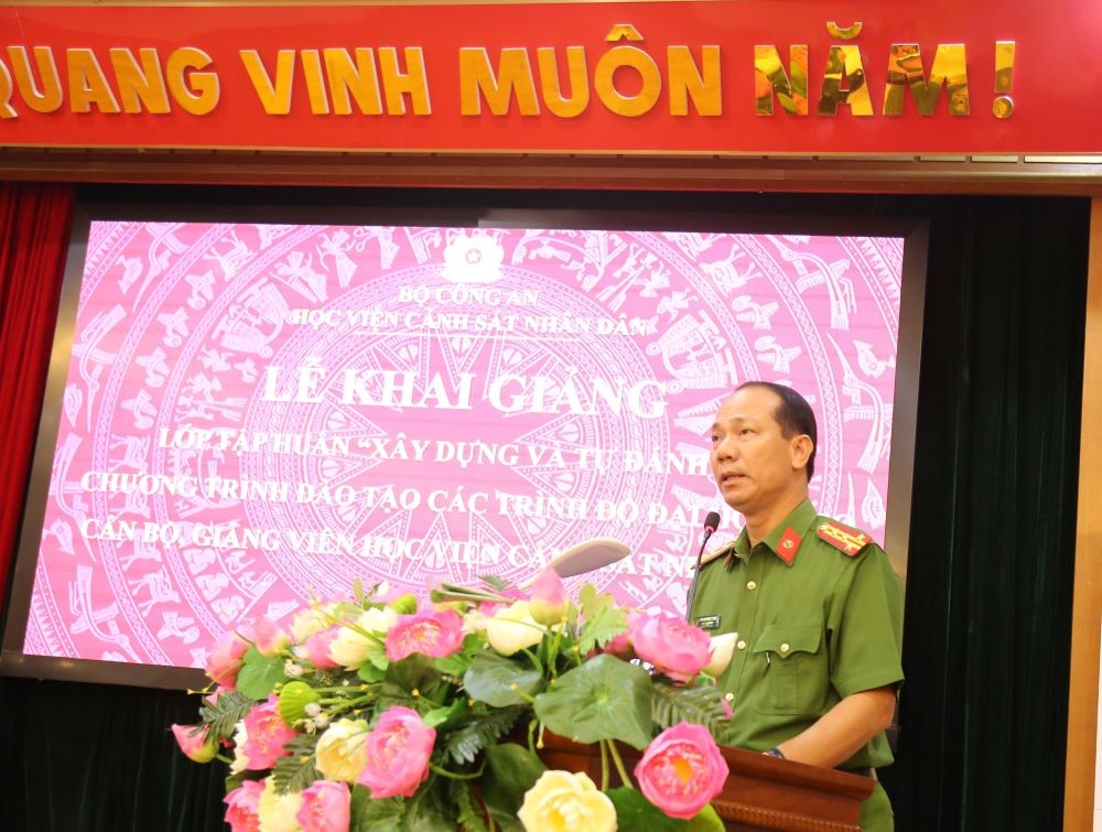 Đại tá, PGS. TS Trần Quang Huyên, Phó Giám đốc Học viện phát biểu tại lễ khai giảng khóa tập huấn