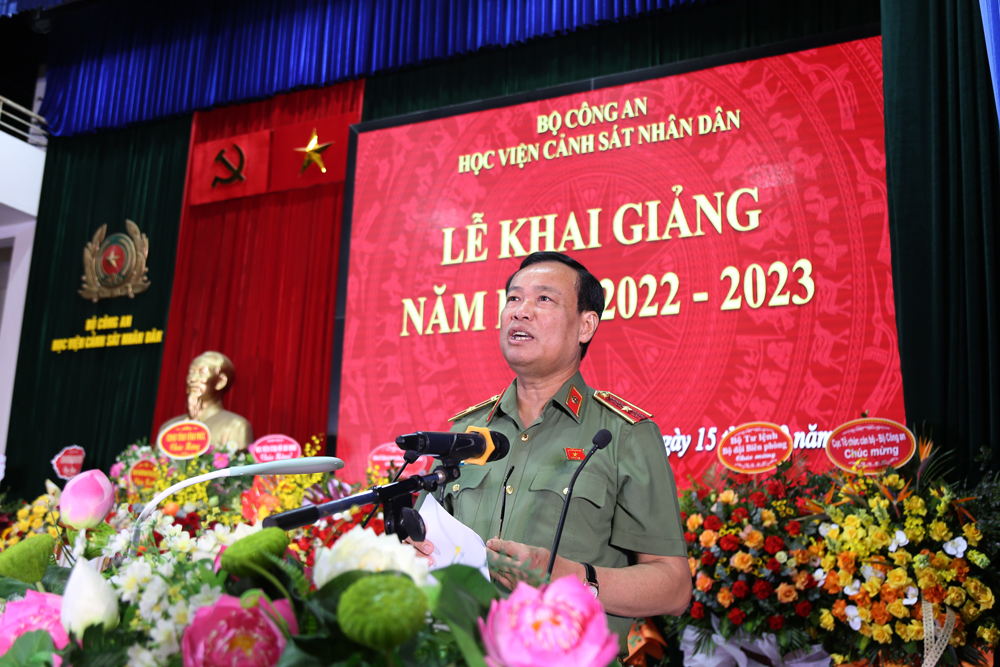 Thiếu tướng, TS Lê Tấn Tới, Ủy viên Trung ương Đảng, Chủ nhiệm Ủy ban Quốc phòng và An ninh của Quốc hội phát biểu tại Lễ khai giảng