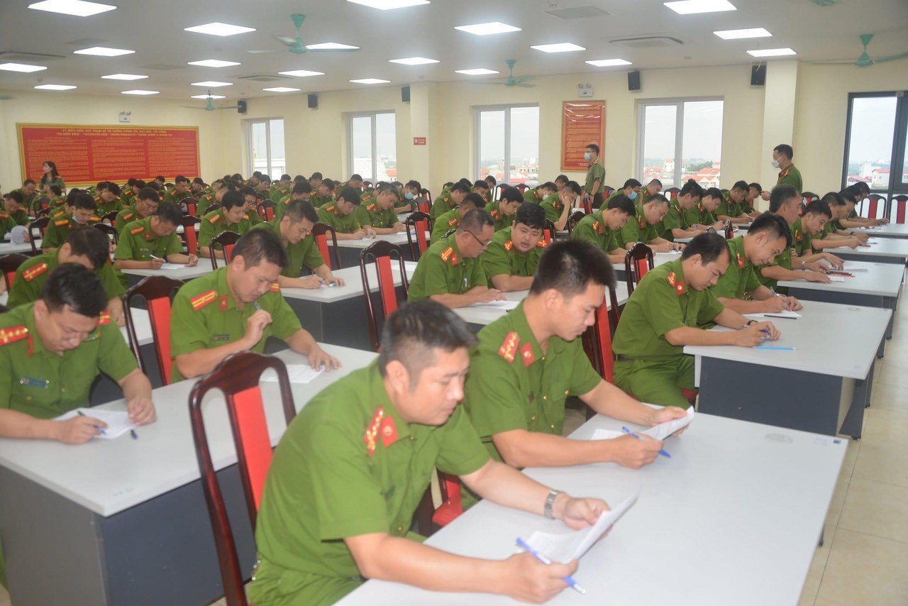 Ban Chỉ huy các Đội nghiệp vụ, Công an phường và cán bộ chiến sĩ tham dự kỳ thi đánh giá năng lực