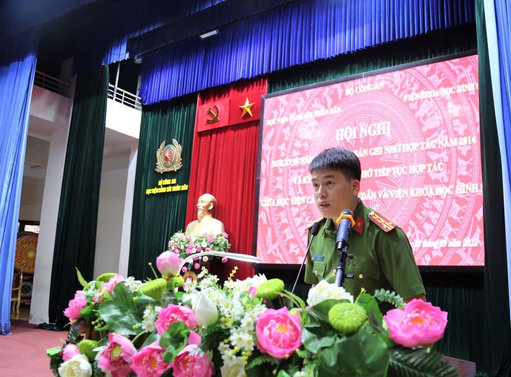 Đại tá, PGS. TS Trần Hồng Quang, Phó Giám đốc Học viện trình bày tóm tắt dự thảo Báo cáo Sơ kết 08 năm thực hiện Bản ghi nhớ hợp tác năm 2014