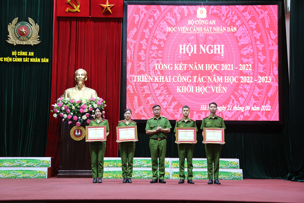 Thiếu tướng, GS. TS Nguyễn Đắc Hoan, Phó Giám đốc Học viện trao thưởng cho các học viên đạt giải trong Cuộc thi Đại sứ Văn hóa đọc năm 2022