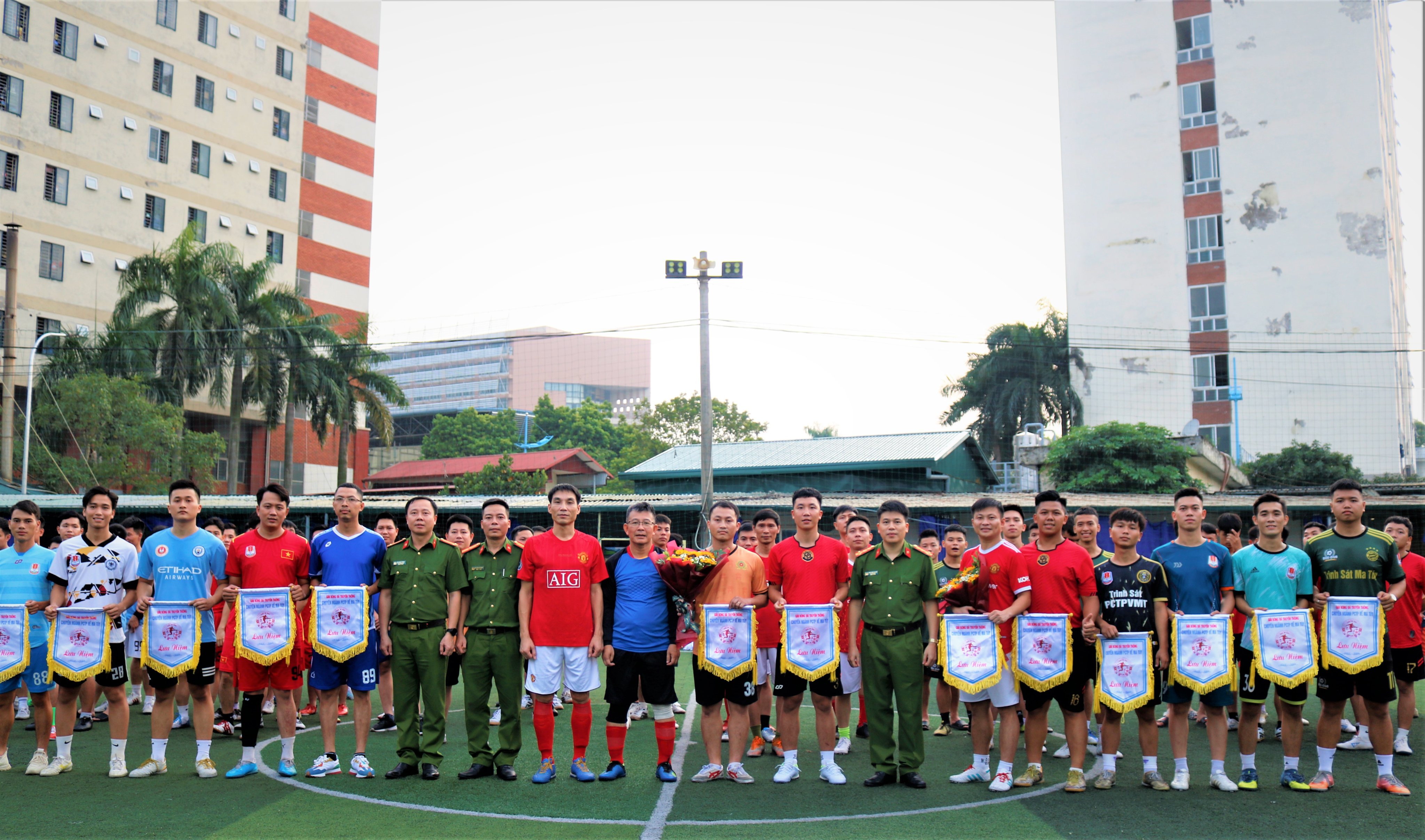Đại tá, PGS.TS Trần Hồng Quang - Phó Giám đốc Học viện và các đại biểu trao cờ lưu niệm cho các đội tuyển tham gia thi đấu
