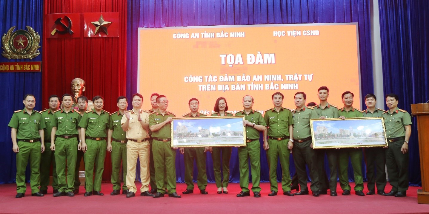 Đoàn cán bộ, giảng viên Học viện tặng quà lưu niệm cho Công an tỉnh Bắc Ninh