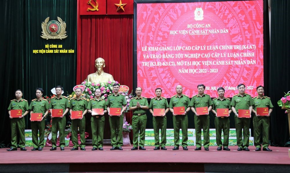 Đại tá, PGS. TS Trần Quang Huyên, Phó Giám đốc Học viện trao bằng tốt nghiệp cho các học viên