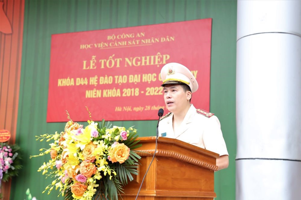 Đại tá, PGS. TS Trần Hồng Quang, Phó Giám đốc Học viện trình bày diễn văn bế giảng khóa học