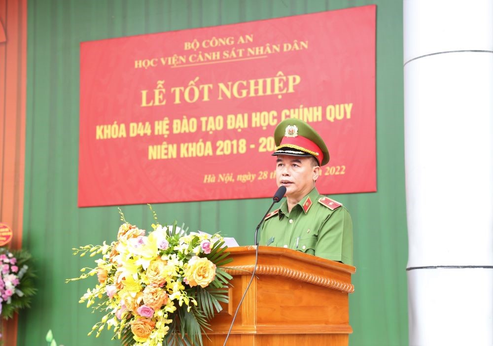 Thiếu tướng, GS. TS Nguyễn Đắc Hoan, Phó Giám đốc Học viện phát biểu chỉ đạo và giao nhiệm vụ cho các học viên tốt nghiệp khóa D44