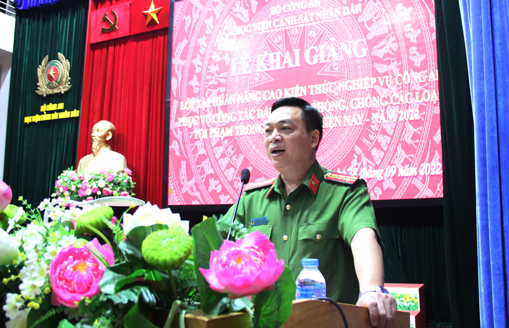 Đại tá, TS Nguyễn Đăng Sáu, Phó Giám đốc Học viện phát biểu chỉ đạo tại lễ khai giảng lớp tập huấn
