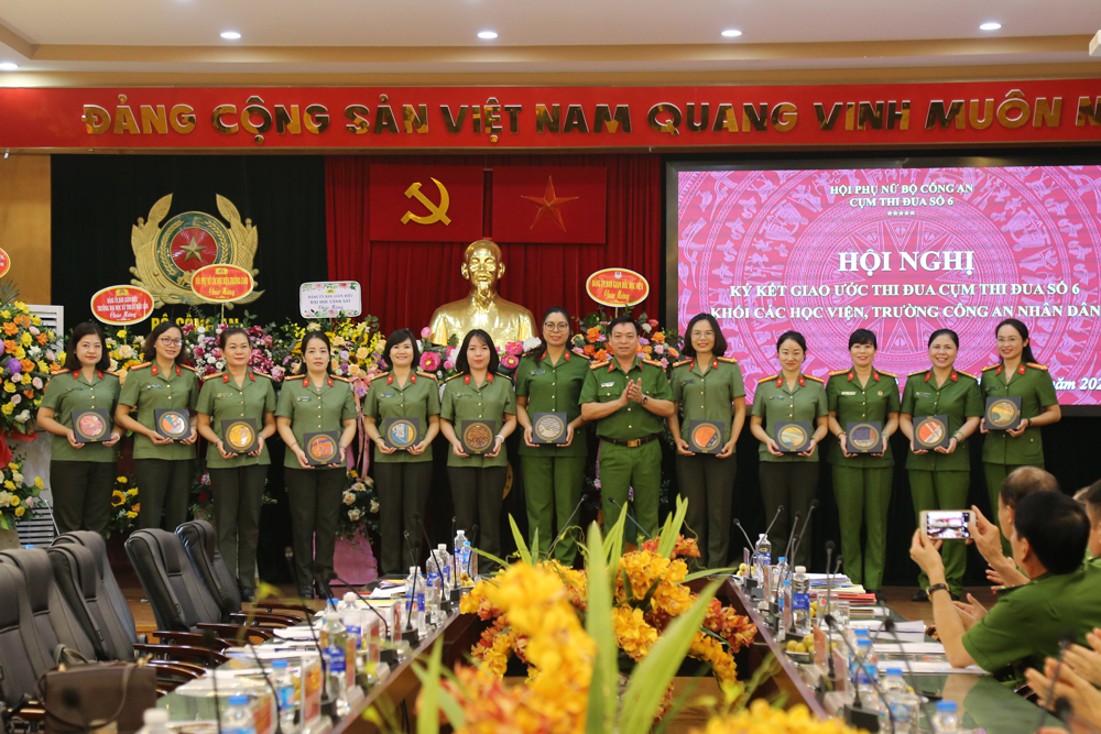 Đại tá, TS Nguyễn Đăng Sáu - Phó Giám đốc Học viện CSND trao quà lưu niệm cho Hội Phụ nữ các đơn vị trong Cụm thi đua số 6
