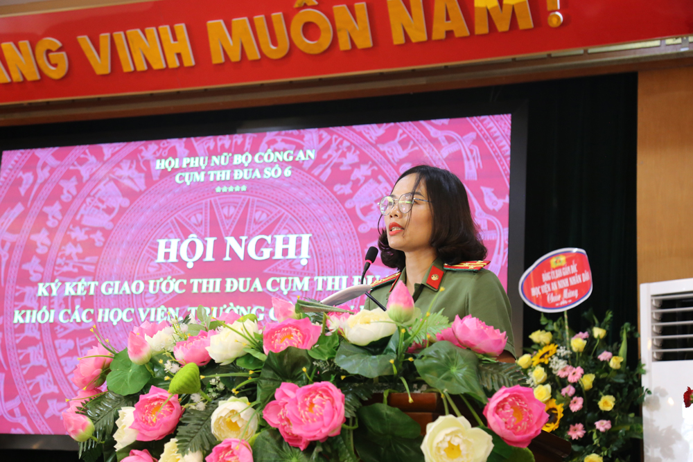 Thượng tá Nguyễn Thị Quế - Phó Chủ tịch Hội phụ nữ Bộ Công an phát biểu tại Hội nghị