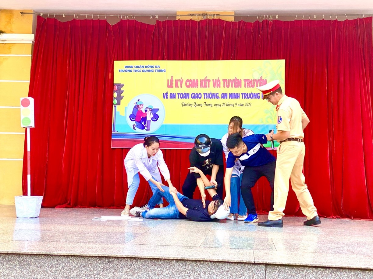 Sinh viên chuyên ngành Quản lý TTATGT thể hiện tiểu phẩm tuyên truyền về an toàn giao thông tại trường THCS Quang Trung, Đống Đa, Hà Nội
