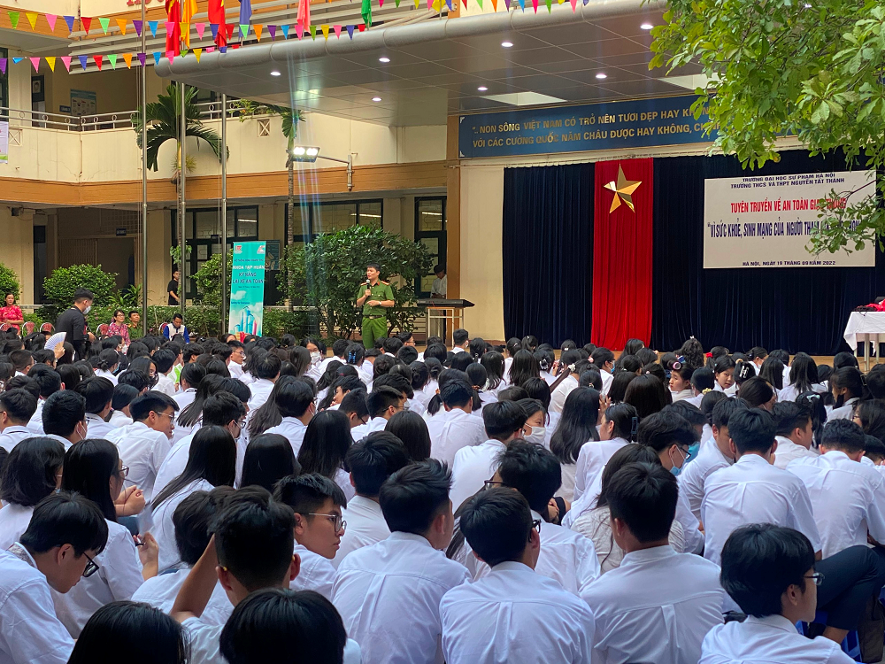 Tuyên truyền, phổ biến pháp luật về TTATGT cho học sinh trường THCS và THPT Nguyễn Tất Thành, Hà Nội