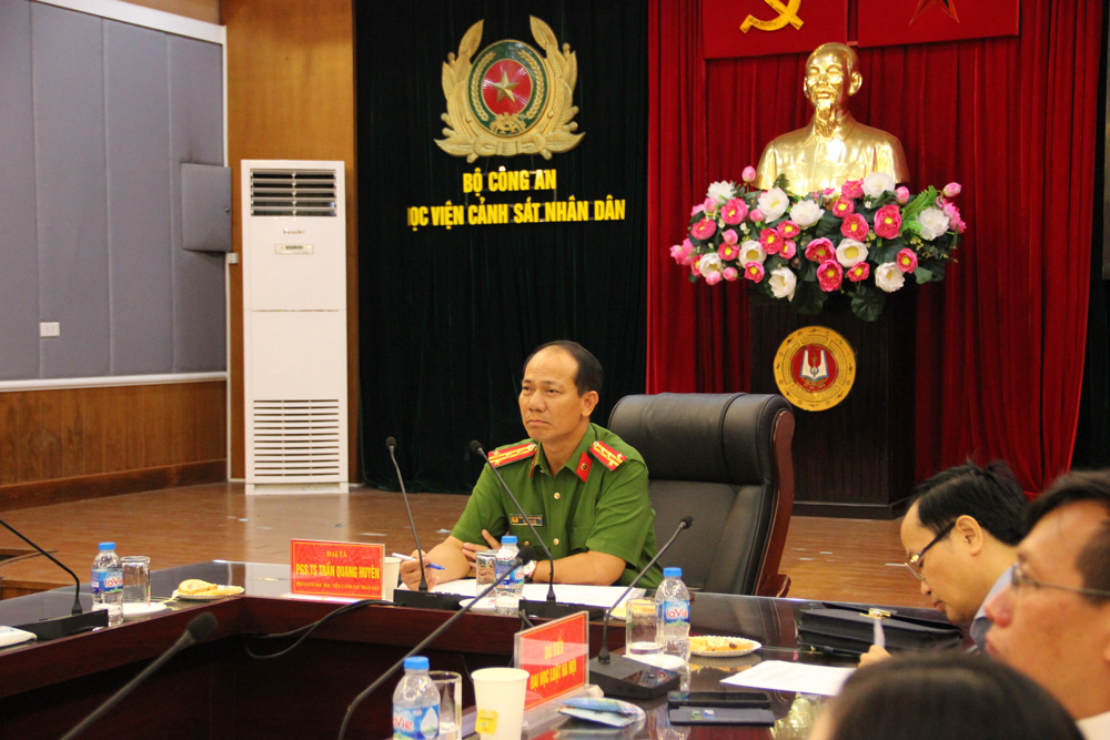 Đại tá, PGS. TS Trần Quang Huyên, Phó Giám đốc Học viện chủ trì buổi tọa đàm