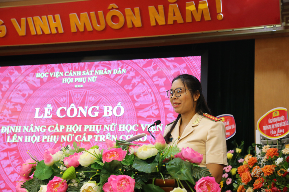 Thiếu tá Lại Thị Hiền - Chủ tịch Hội Phụ nữ Học viện phát biểu nhận nhiệm vụ