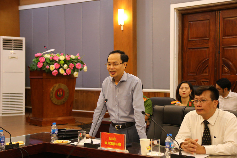 Đồng chí TS Lê Đình Nghị - Phó Hiệu trưởng Trường Đại học Luật Hà Nội phát biểu chúc mừng mối quan hệ hợp tác giữa 02 đơn vị