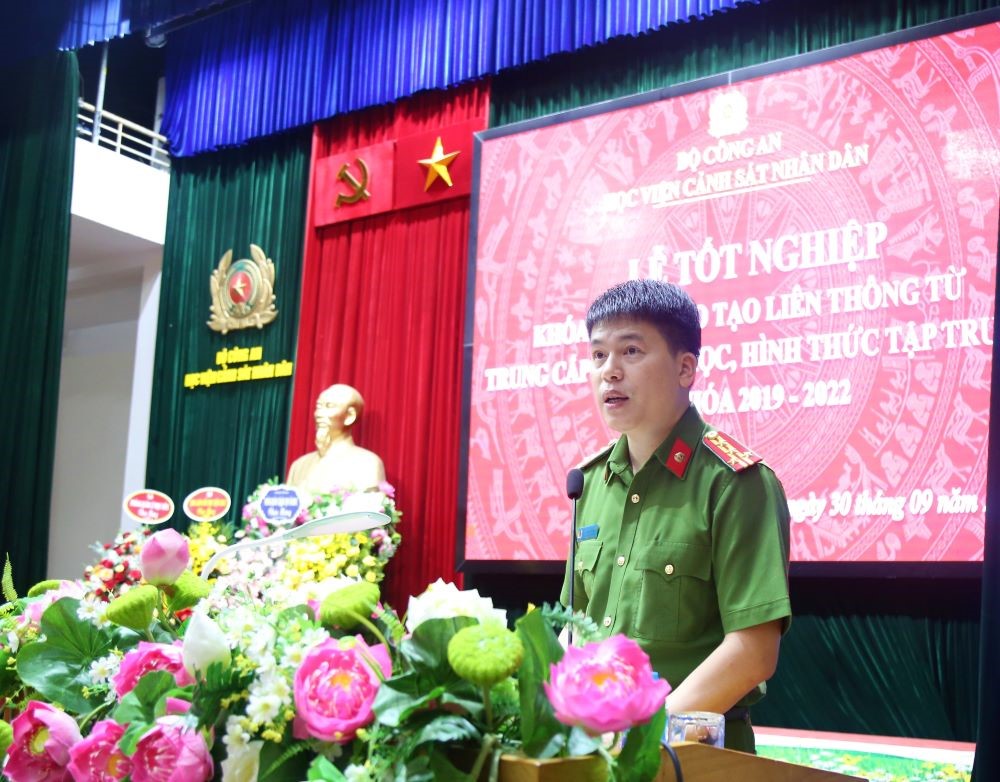 Đại tá, PGS. TS Trần Hồng Quang, Phó Giám đốc Học viện trình bày Diễn văn bế giảng tại buổi lễ