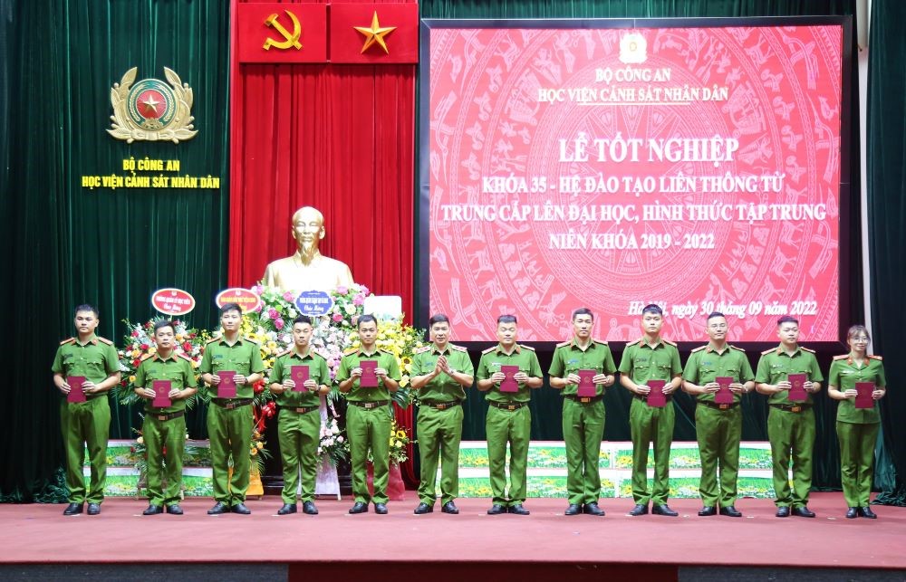 Trung tướng, GS. TS Trần Minh Hưởng, Giám đốc Học viện trao bằng tốt nghiệp cho các học viên khóa Liên thông 35