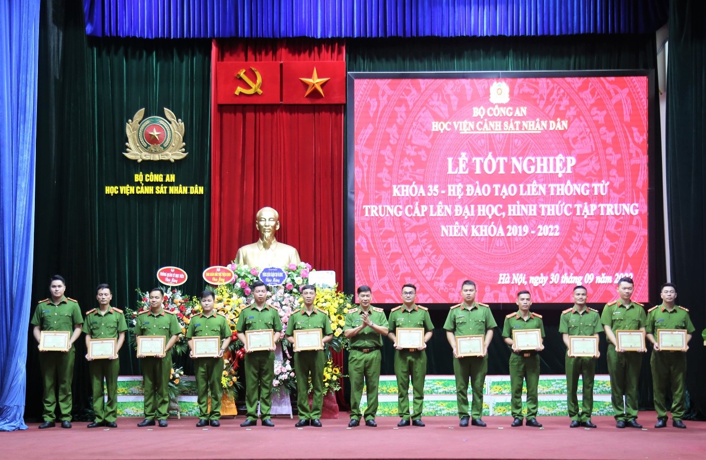 Trung tướng, GS. TS Trần Minh Hưởng, Giám đốc Học viện trao giấy khen cho các học viên có thành tích xuất sắc trong học tập và rèn luyện
