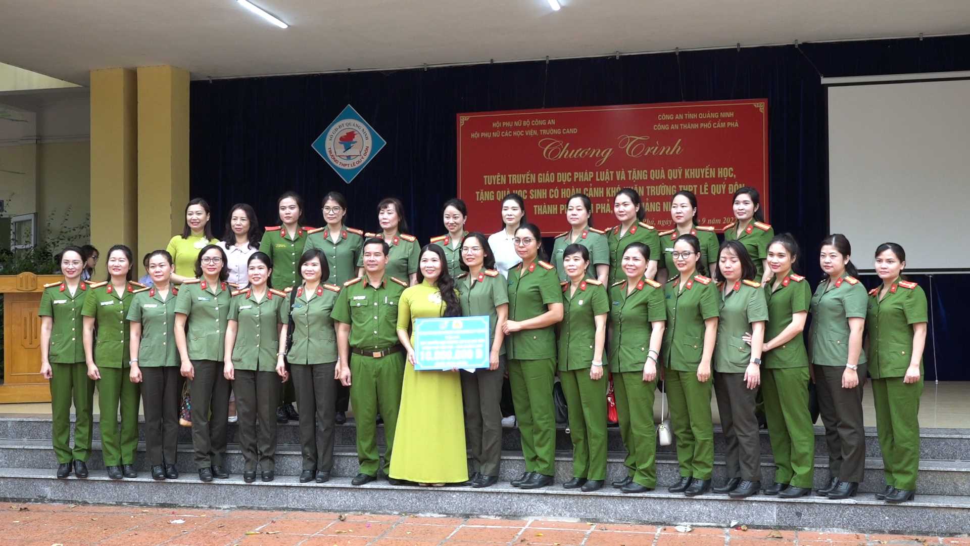 Hội Phụ nữ các học viện, trường CAND, Công an thành phố Cẩm Phả, Ban Giám hiệu trường THPT Lê Quý Đôn chụp ảnh lưu niệm