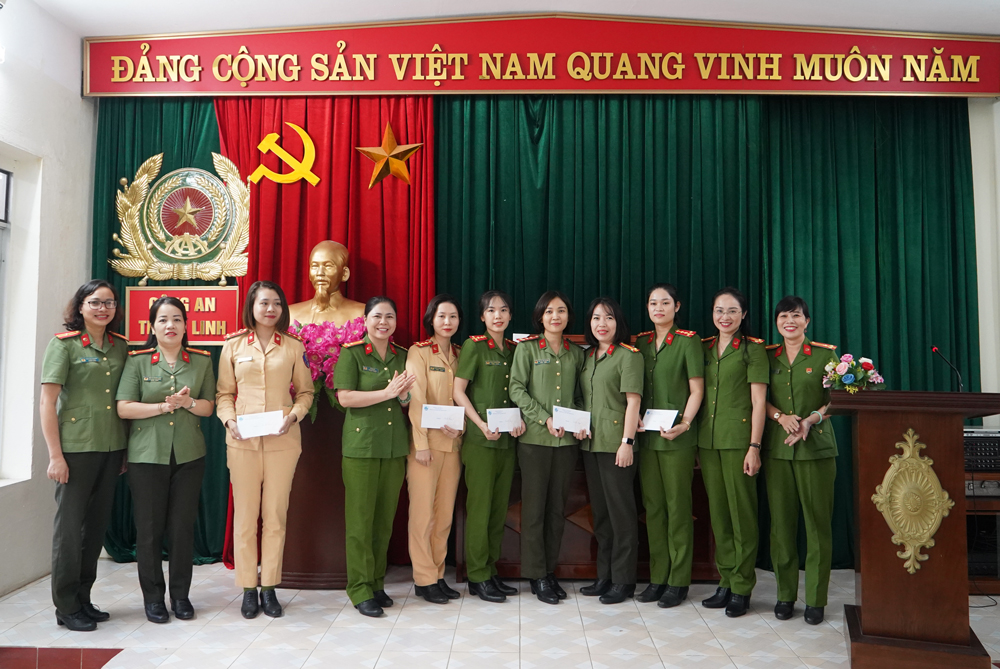 Cụm thi đua số 06 tặng quà cho 05 hội viên HPN Công an thành phố Chí Linh có hoàn cảnh đặc biệt