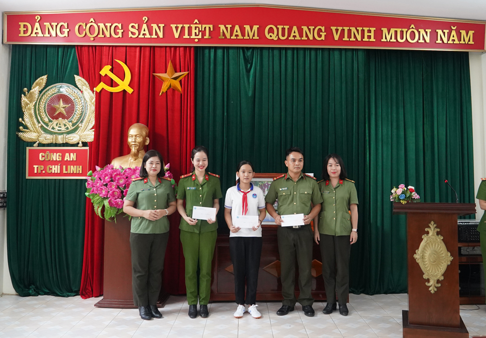 Cụm thi đua số 06 tặng quà cho 05 cháu là con cán bộ, chiến sỹ chiến sỹ CA thành phố Chí Linh có hoàn cảnh đặc biệt