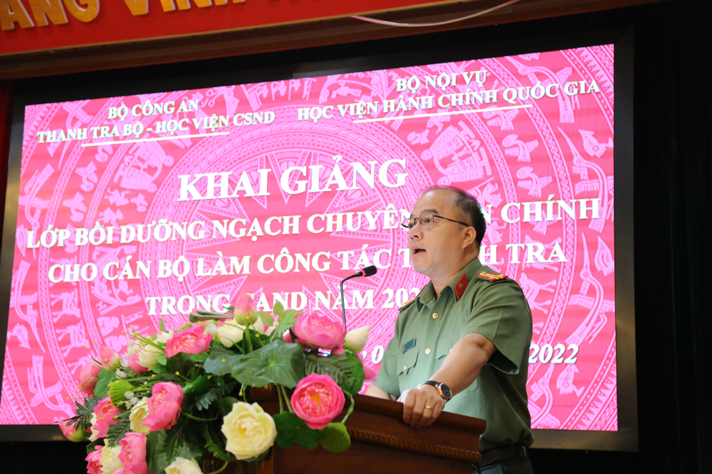 Đại tá, TS Trần Văn Thư, Phó Chánh Thanh tra Bộ Công an phát biểu giao nhiệm vụ cho Ban Tổ chức lớp học