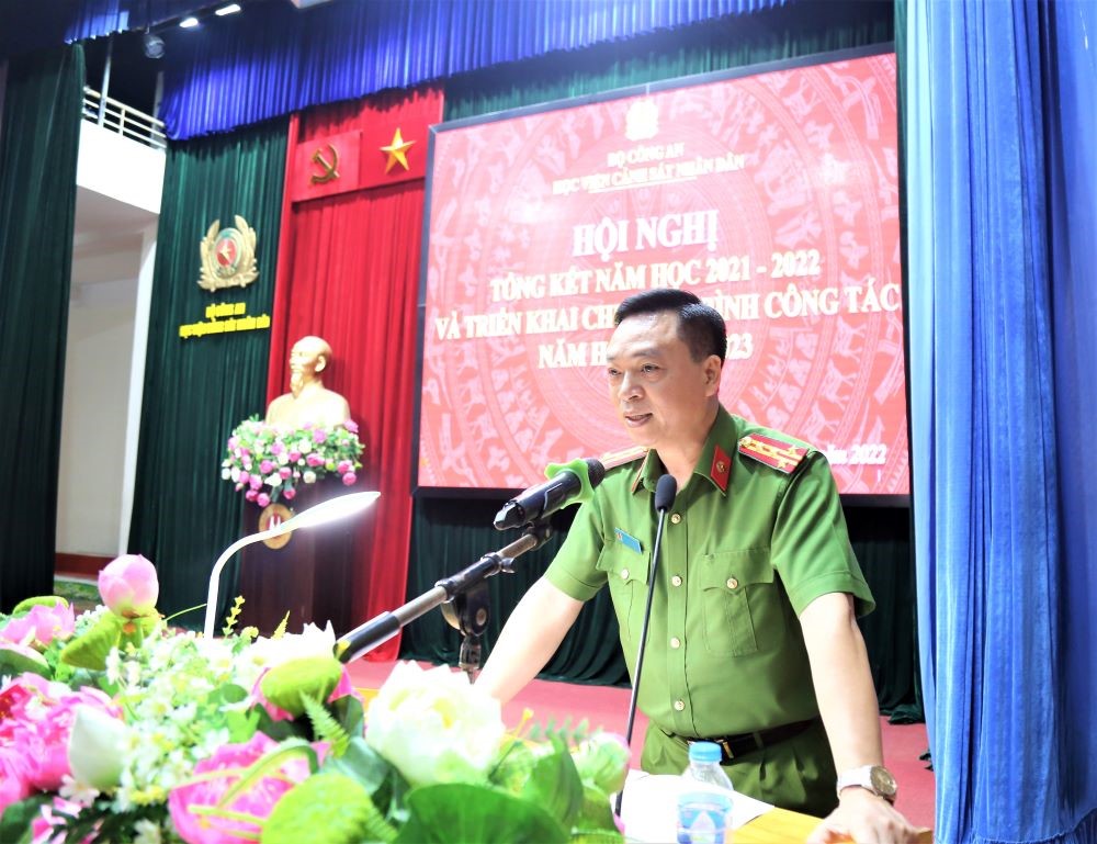 Đại tá, TS Nguyễn Đăng Sáu, Phó Giám đốc Học viện trình bày báo cáo tổng kết năm học 2021 - 2022 và nội dung trọng tâm chương trình công tác năm học 2022 - 2023