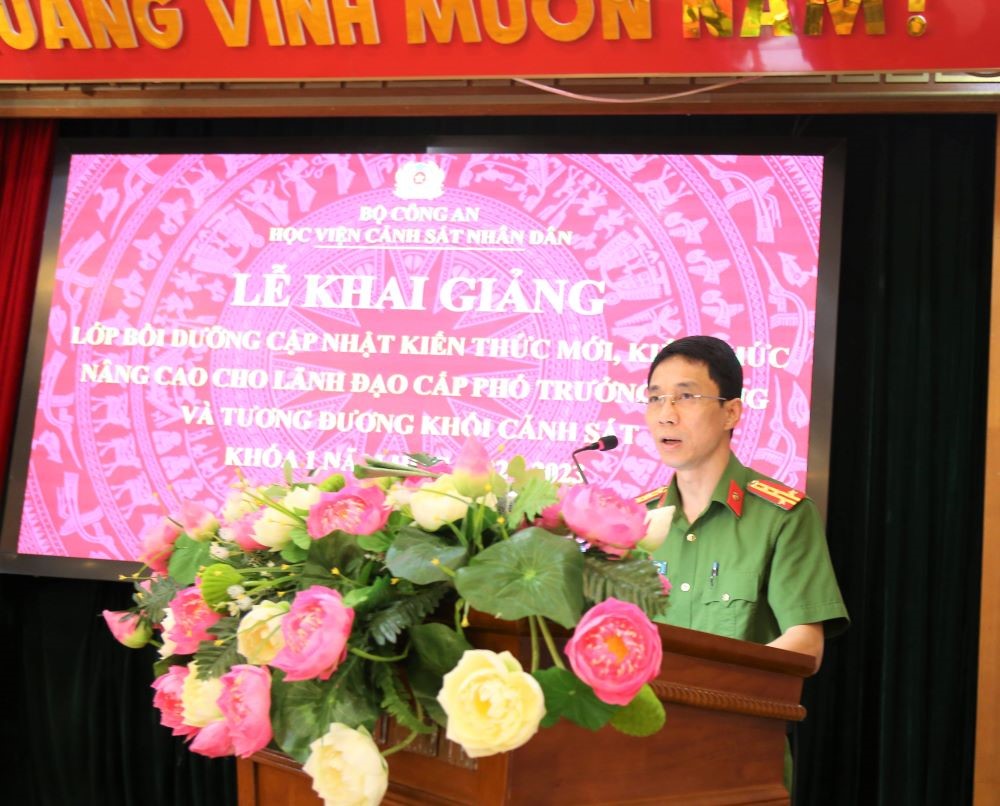 Đại tá, PGS. TS Lê Trung Kiên, Trưởng phòng Quản lý đào tạo và bồi dưỡng nâng cao phát biểu tại lễ khai giảng