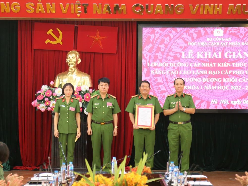 Đại tá, PGS. TS Trần Quang Huyên, Phó Giám đốc Học viện trao quyết định thành lập lớp học cho Ban cán sự lớp