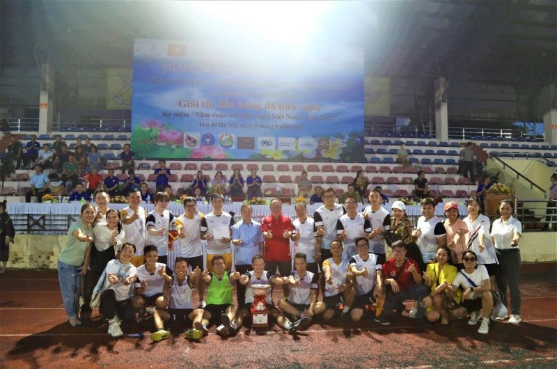 Ban tổ chức trao giải Nhất, Nhì và Ba cho 03 đội bóng xuất sắc nhất giải