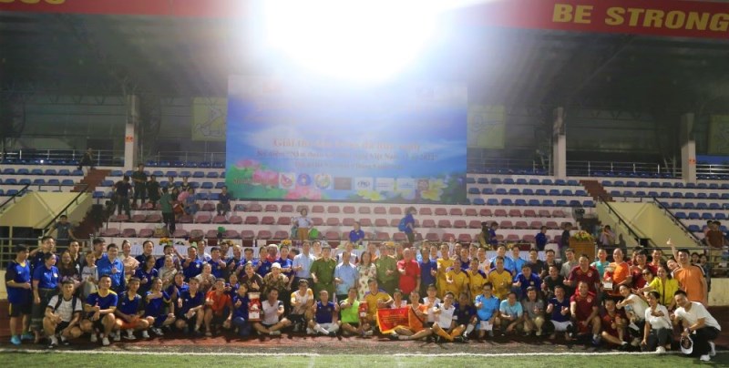 Ban Tổ chức chụp ảnh lưu niệm cùng các đội bóng tham dự giải