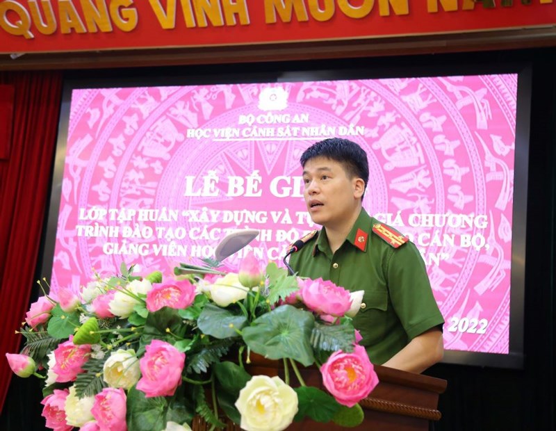 Đại tá, PGS. TS Trần Hồng Quang, Phó Giám đốc Học viện phát biểu tại Lễ bế giảng
