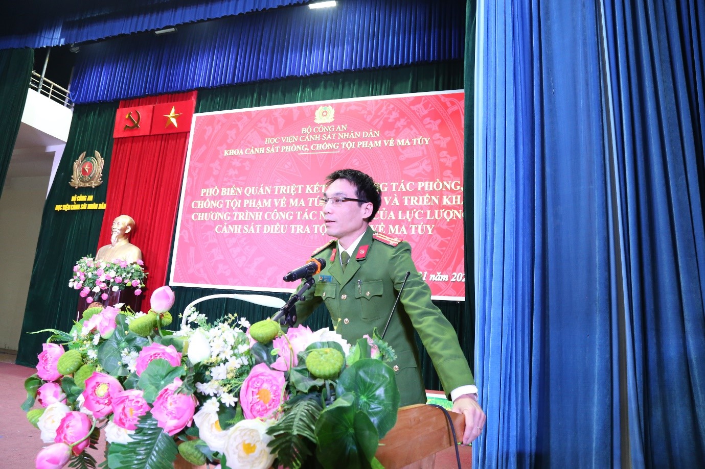 Thượng tá, PGS. TS Ngô Gia Bắc, Trưởng khoa Cảnh sát PCTP về ma túy phát biểu tại buổi báo cáo chuyên đề