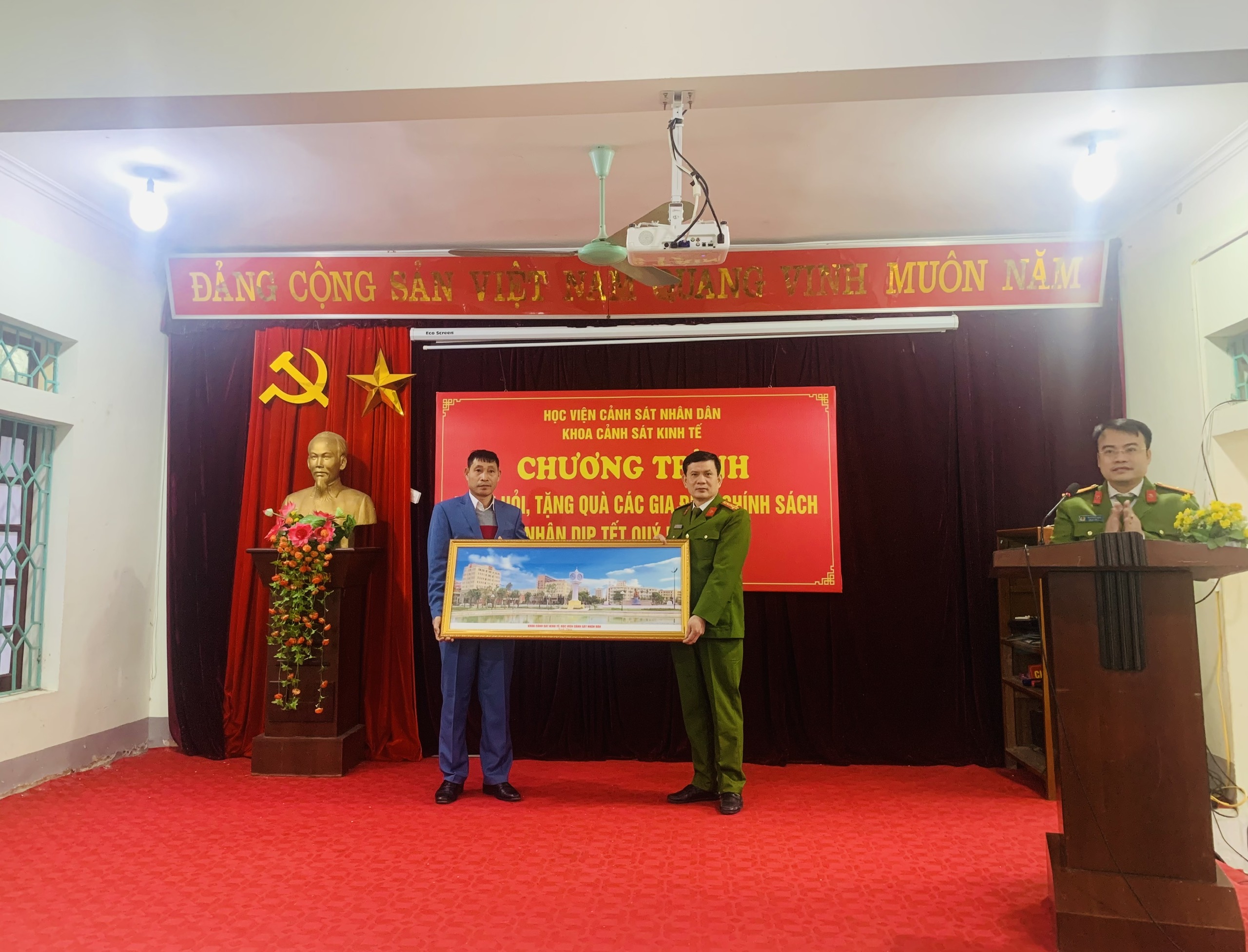 Đoàn công tác tặng quà lưu niệm cho UBND xã Mường Pồn