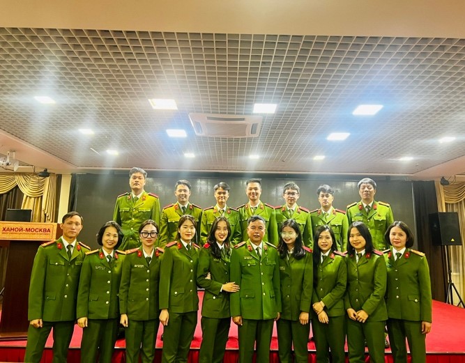 Đoàn công tác chụp ảnh lưu niệm cùng đại diện các học viên, nghiên cứu sinh đang học tập tại Đại học Tổng hợp Mát-xcơ-va thuộc Bộ Nội vụ Liên bang Nga mang tên V.Ya.Kikotia