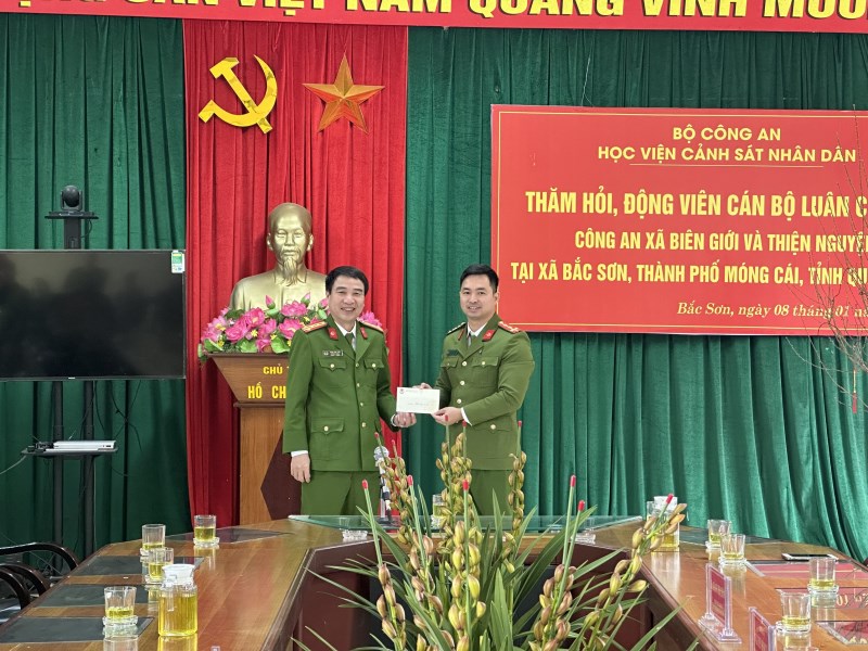 Khoa Cảnh sát vũ trang tặng quà Đại úy Ninh Khánh Duy - cán bộ Khoa Cảnh sát vũ trang, Học viện CSND được điều động tăng cường đến công tác tại Công an xã Bắc Sơn