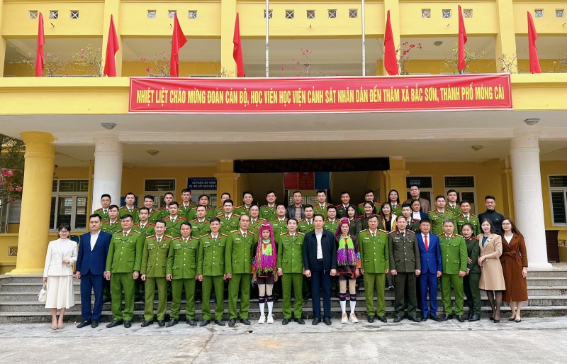 Khoa Cảnh sát Vũ trang chụp ảnh lưu niệm tại UBND xã Bắc Sơn