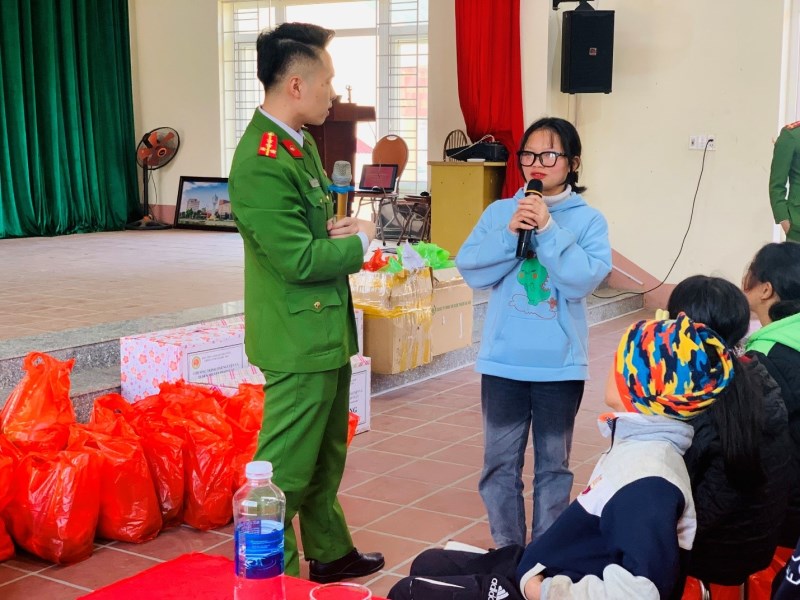 Đại úy Nguyễn Đức Huỳnh – Giảng viên Khoa Cảnh sát điều tra đang tuyên truyền pháp luật về phòng chống mua bán người và xâm hại tình dục trẻ em