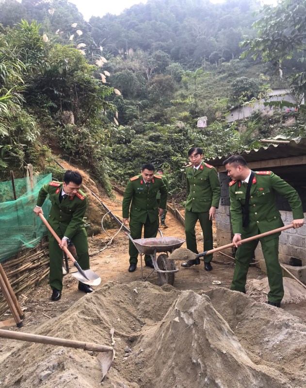 Các giảng viên Khoa Cảnh sát điều tra chung tay xây dựng đường khu vực xóa nhà tạm trên địa bàn xã Tòng Sành