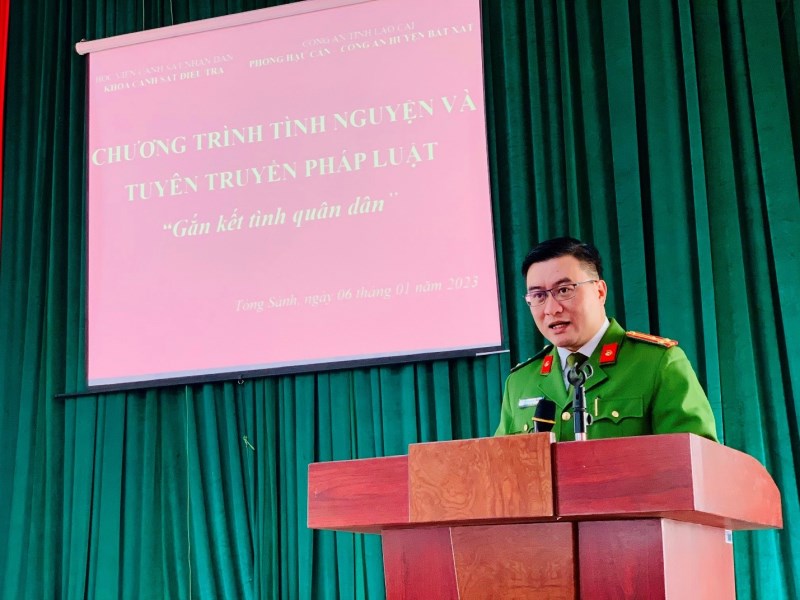 Đồng chí Thượng tá Lê Quang Toàn – Phó Trưởng khoa Cảnh sát điều tra phát biểu chương trình tuyên truyền pháp luật, tình nguyện