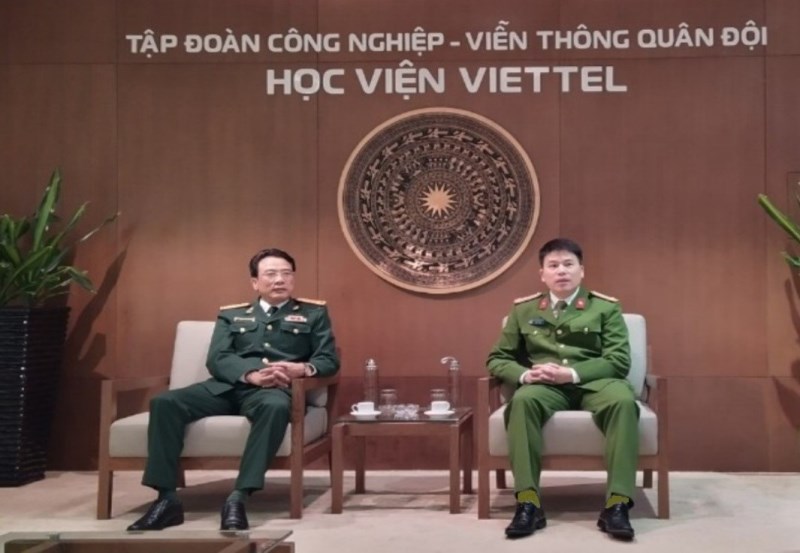 Đại tá, PGS. TS Trần Hồng Quang, Phó Giám đốc Học viện CSND
            trao đổi với Đại tá Dương Xuân Phượng, Phó Giám đốc Học viện Viettel