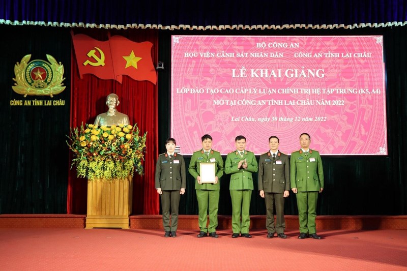 Thiếu tướng, GS.TS Nguyễn Đắc Hoan - Phó Giám đốc Học viện CSND trao quyết định thành lập Ban cán sự lớp