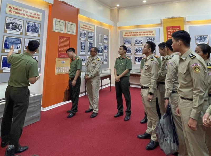 Đoàn học viên lớp bồi dưỡng của Bộ Nội vụ Vương quốc Campuchia thăm quan Phòng Truyền thống và được nghe lịch sử hình thành, phát triển của Công an tỉnh Thái Bình.