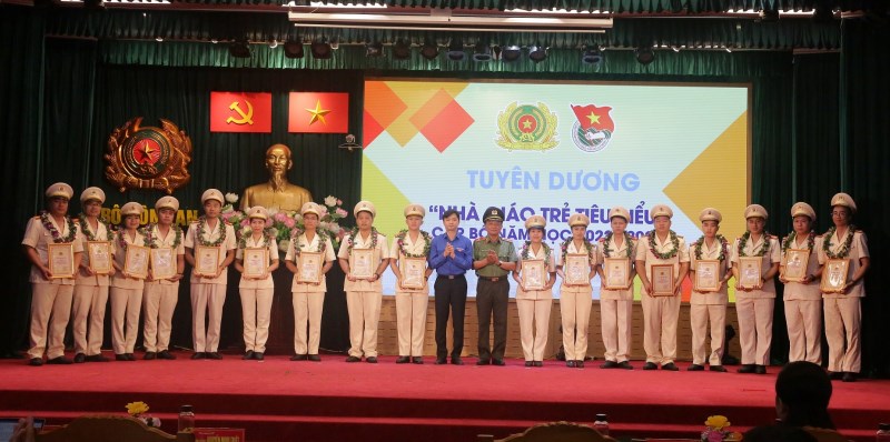 Đồng chí Nguyễn Minh Triết, Thiếu tướng Đặng Ngọc Bách tuyên dương các giảng viên trẻ tiêu biểu.