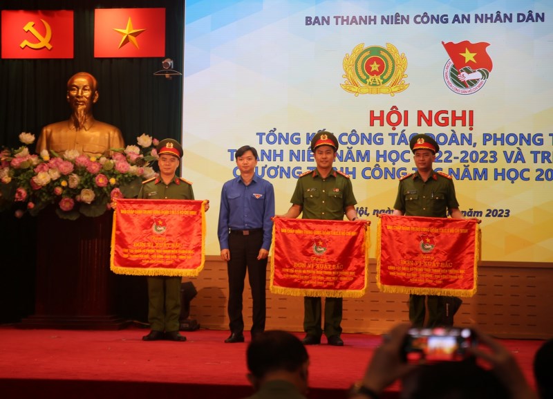 Bí thư Trung ương Đoàn, Chủ tịch Trung ương Hội Sinh viên Việt Nam Nguyễn Minh Triết trao cờ thi đua cho các đơn vị.