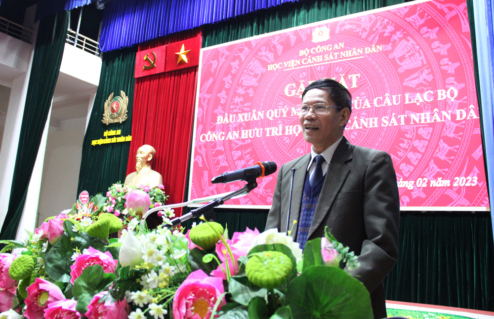 Thiếu tướng Nguyễn Trung Thành báo cáo kết quả hoạt động của Câu lạc bộ